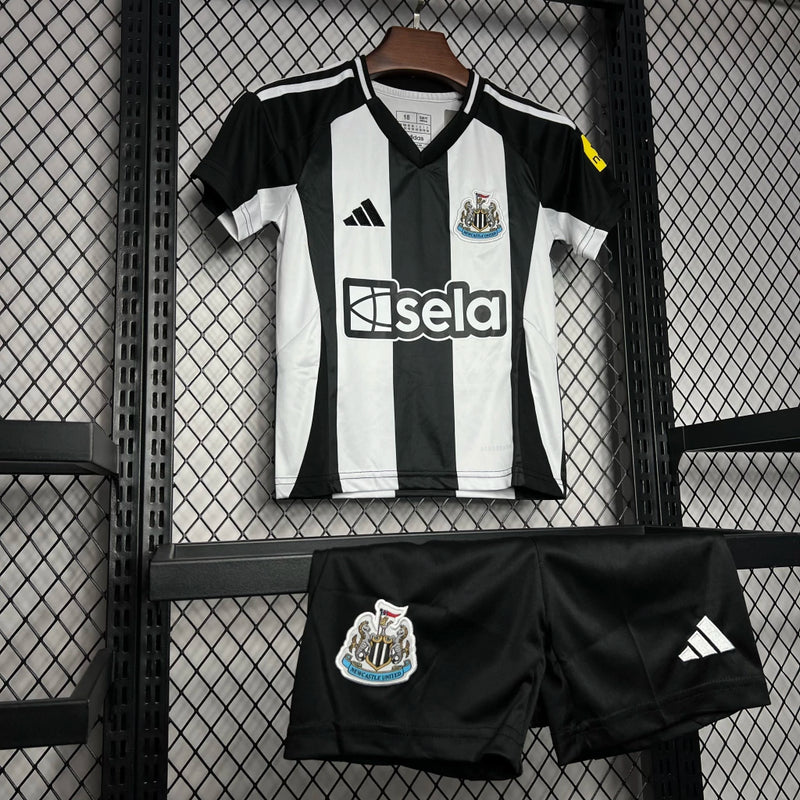 Kit Infantil Newcastle United Home I 2024/25 Adidas - camisa e short infantil do Newcastle United, uniforme Home 2024/25 com listras preto e branco, ideal para pequenos torcedores