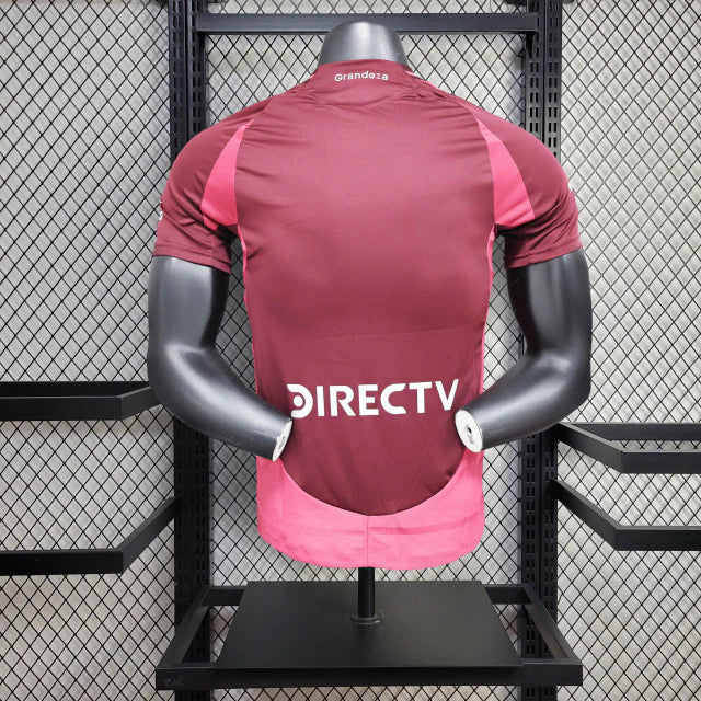 Camisa River Plate Away 2024/25 Adidas Jogador Masculina branca com faixa diagonal vermelha, escudo do clube em silicone no peito e logo Adidas estampado – uniforme oficial usado pelos atletas em campo"