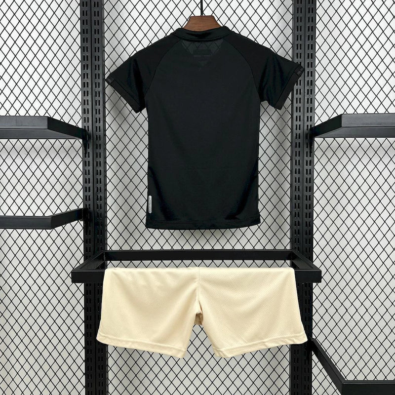 Kit Infantil Vasco Goleiro 2024/25 Kappa – uniforme oficial para crianças com camisa e short, escudo bordado do Vasco da Gama, design exclusivo de goleiro e tecido respirável.