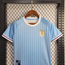 "Kit Infantil Uruguai Home (1) 2024/25 oficial, camisa celeste com escudo da AUF em destaque, shorts combinando, uniforme completo para crianças de 3 a 13 anos"
