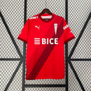 Camisa Universidad Católica Away II 2024/25 Puma Torcedor Masculina vermelha, uniforme de futebol chileno com tecnologia DryCell, design moderno e escudo da Católica em destaque.