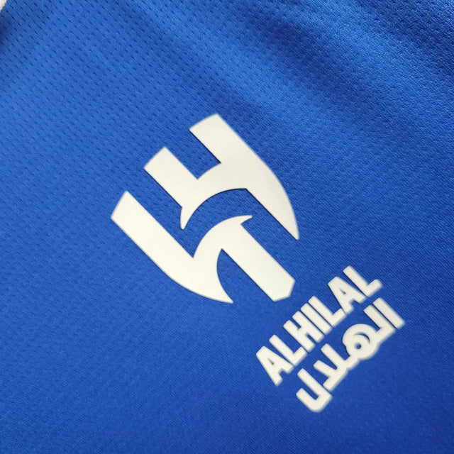 Camisa Al-Hilal '67th Anniversary' 2024/25 Puma Torcedor Masculina azul com escudo comemorativo de 67 anos bordado e logo da Puma, modelo oficial do futebol saudita.