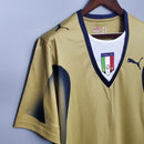 Camisa Itália Goleiro 2006/07 Puma Retrô masculina, dourada, com escudo da seleção italiana no peito e detalhes clássicos da temporada 2006/07, feita em tecido leve e confortável, ideal para colecionadores, fãs de futebol histórico e uso casual.”