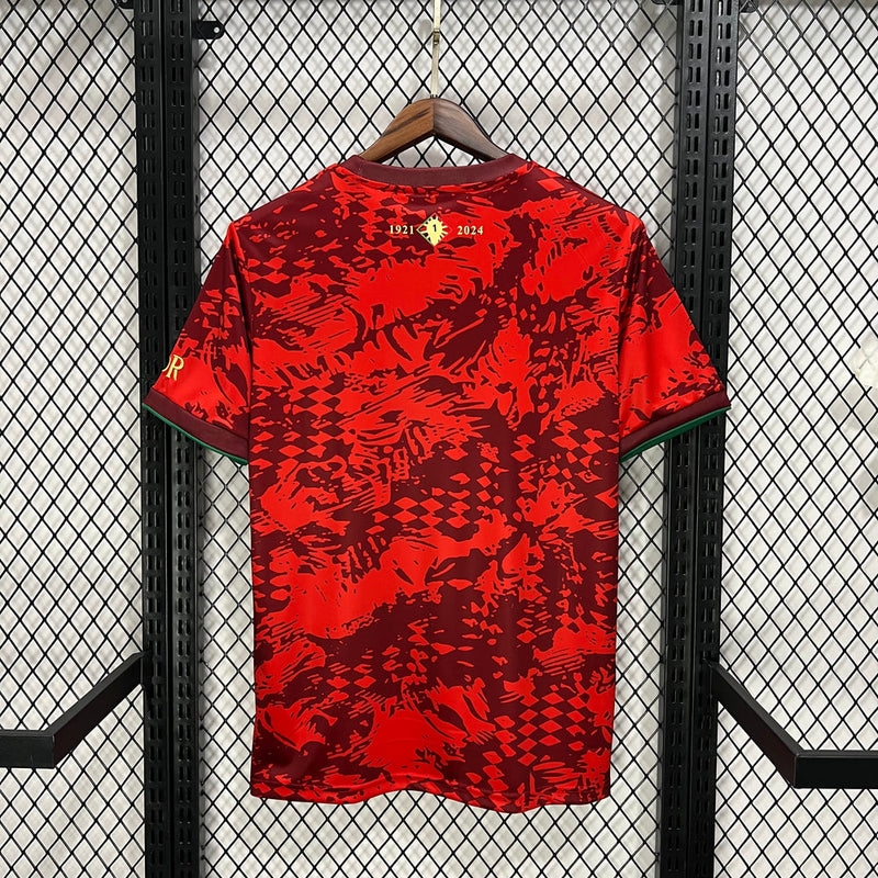 Camisa Portugal Edição A Seleção 2024/25 Torcedor Masculina vermelha com detalhes em verde e dourado, escudo bordado da Federação Portuguesa de Futebol, gola careca e tecido leve respirável ideal para torcer com estilo e conforto