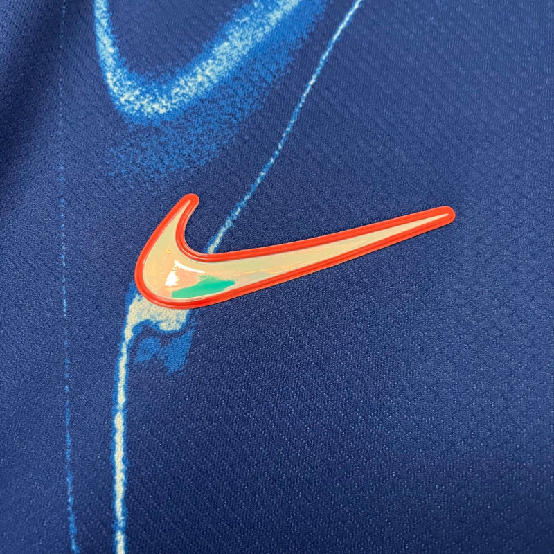 Camisa Chelsea Home 2024/25 Masculina para torcedor, azul royal com detalhes em branco, modelo oficial do clube, ideal para fãs do Chelsea FC"