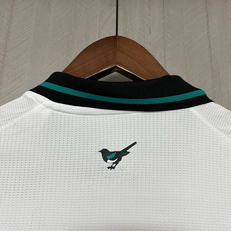 Camisa Newcastle Third III 2024/25 Adidas Torcedor Masculino - uniforme alternativo dos Magpies, design moderno em cores exclusivas, escudo do clube e logo Adidas em destaque.
