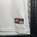 
Camisa Boca Juniors Away 1996/97 Nike Retrô Masculina branca com faixa azul e detalhes amarelos, escudo bordado e design clássico da temporada.