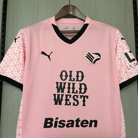 Camisa Palermo Home I 2024/25 Puma Torcedor Masculina rosa com escudo bordado no peito, logo Puma em destaque, gola redonda moderna e tecido respirável dryCELL, perfeita para torcedores que querem estilo, conforto e tradição do clube italiano.