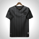 “Camisa Dinamarca Third III 2022/23 Hummel Torcedor Masculina, preta, com escudo da seleção dinamarquesa e logo Hummel em destaque, feita em tecido leve e respirável, modelo masculino com caimento confortável, ideal para jogos e uso casual.”