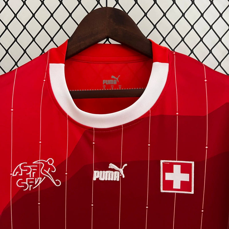 Camisa Suíça Home I 2023/24 Puma Torcedor Masculina, vermelha, com escudo da seleção suíça e logo Puma em destaque, feita em tecido leve e respirável, modelo masculino com caimento confortável, ideal para jogos e uso casual