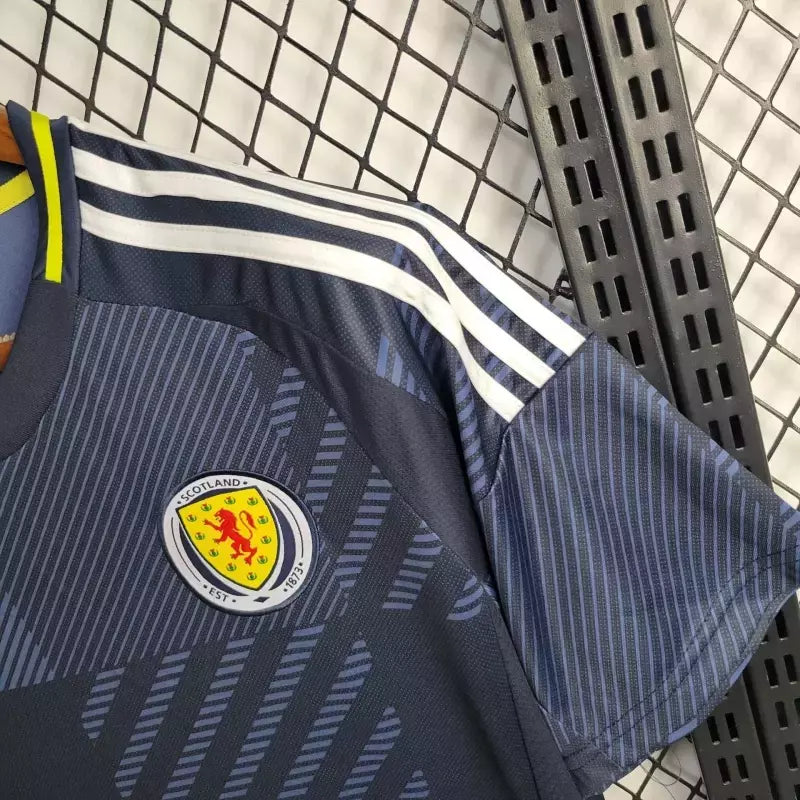 Camisa Escócia Home 2024/25 Masculina Adidas para torcedor, azul escuro com detalhes em branco, modelo oficial da seleção escocesa, ideal para fãs da Escócia