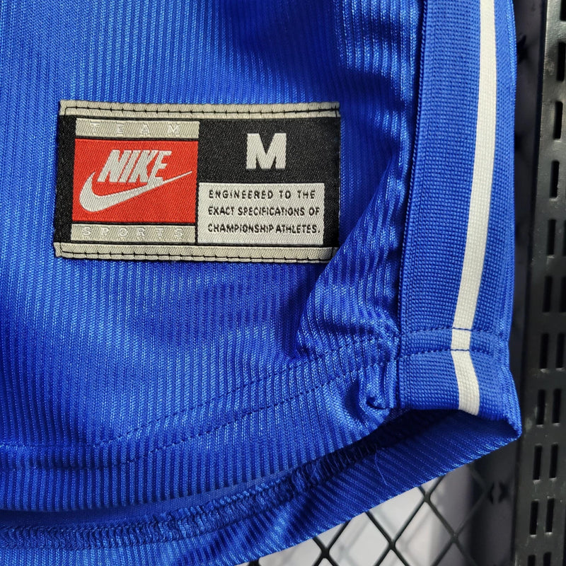 Camisa Itália Home I 1998/99 Nike Retrô masculina, azul, com escudo da seleção italiana no peito e logo Nike, feita em tecido leve e confortável, modelo retrô com caimento solto e tradicional, ideal para colecionadores e fãs de futebol histórico.