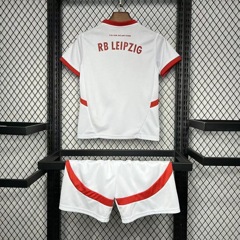 Kit Infantil RB Leipzig Home I 2024/25 Puma – conjunto com camisa e short em tecido leve, design branco com detalhes em vermelho, ideal para jovens torcedores dos Touros."