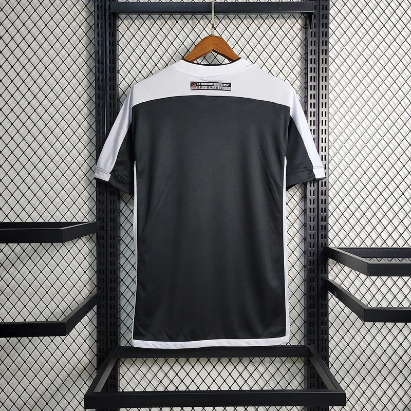 Camisa Corinthians Away II 2000/01 Topper Retrô Masculina – uniforme retrô de futebol, listras brancas e pretas, escudo do Corinthians em destaque, design clássico e histórico.