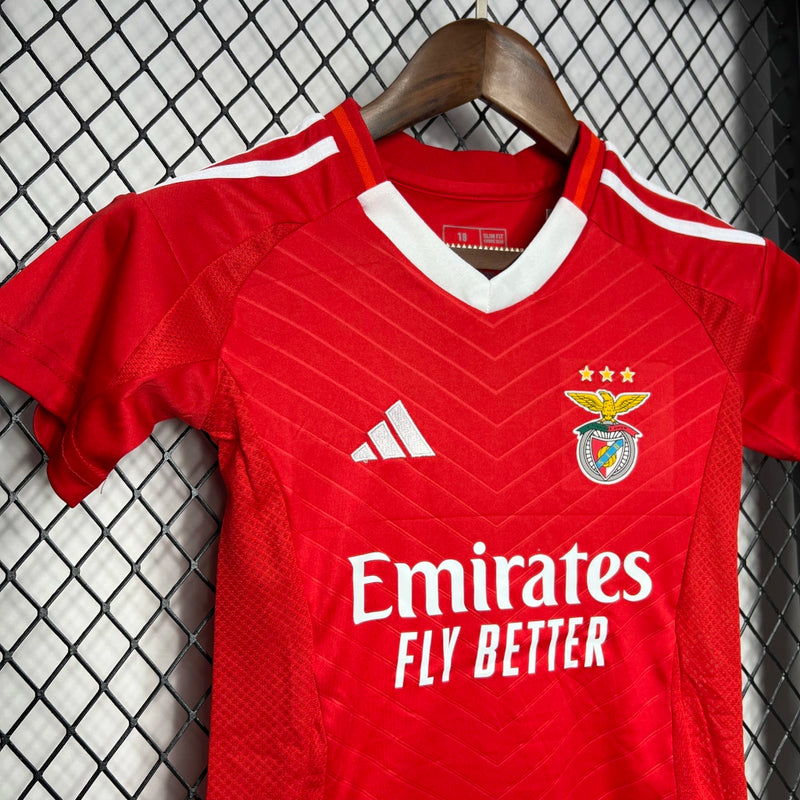 Kit Infantil Benfica Home I 2024/25 Adidas - camisa e short infantil do Benfica, uniforme oficial temporada 2024/25, tecido leve e respirável, ideal para pequenos torcedores