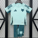 Kit Infantil Cruzeiro Treino 2025/26 Adidas, conjunto oficial azul com camisa e shorts, tecido leve e confortável para crianças torcedoras do Cruzeiro.