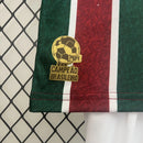 "Kit Infantil Fluminense Home 2024/25 Umbro completo para pequenos torcedores, com camisa tricolor verde, grená e branco bordada com escudo oficial e short correspondente, ideal para treinos, jogos e uso casual."