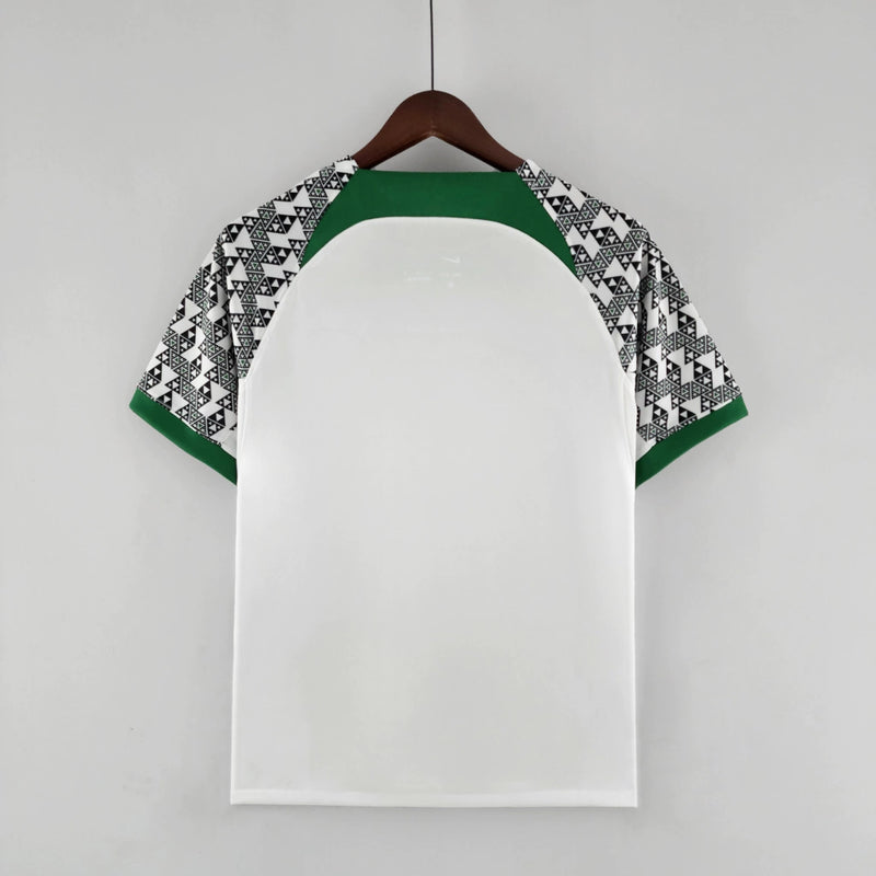 Camisa Nigéria Away II 2022/23 Nike Torcedor Masculina branca – uniforme de futebol seleção nigeriana, modelo away moderno com design da Nike para torcedores e colecionadores."Camisa Nigéria Away 2022/23
Camisa seleção Nigéria branca
Camisa Nigéria Nike 2022
Camisa Nigéria 2022/23 torcedor
Uniforme Nigéria Nike Away
Camisa Nigéria masculina original
Camisa de futebol Nigéria Nike
Camisa Nigéria para colecionador