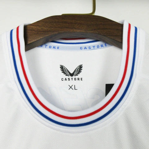 Camisa Rangers FC Away II 2023/24 Castore Torcedor Masculina Branca, uniforme moderno com escudo bordado e detalhes em azul e vermelho, conforto e elegância.”
