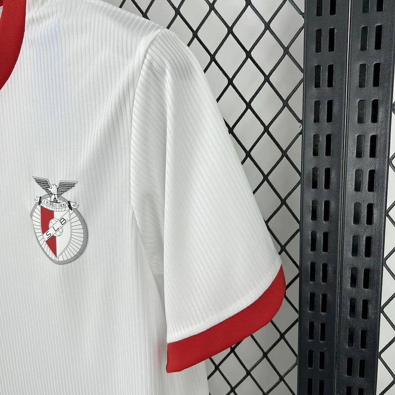 Camisa Benfica 2025/26 Adidas Torcedor Masculina branca com detalhes vermelhos, escudo bordado do clube e logo Adidas estampado – uniforme oficial para torcedores do Benfica, conforto com tecnologia AEROREADY, estilo e autenticidade em futebol português."