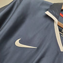 Camisa PSG Home I 2001/02 Nike Retrô Masculina Azul, uniforme clássico do Paris Saint-Germain com faixa vermelha central e design histórico, ideal para torcedores e colecionadores.”