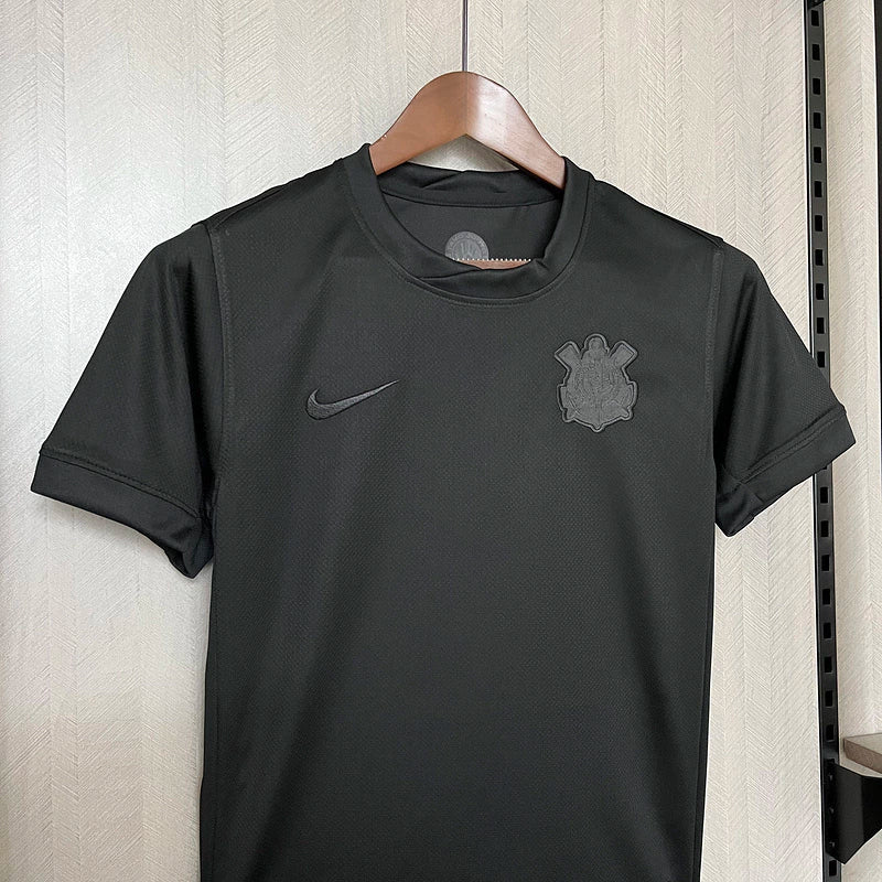 "Kit Infantil Corinthians Away (2) 2024/25 Nike – camisa preta e shorts oficiais do Timão para crianças, uniforme completo confortável e de alta qualidade."
