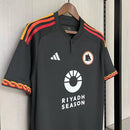 Camisa Roma Third III 2023/24 Adidas Torcedor Masculina preta, com detalhes em grená e dourado, escudo bordado da Roma e logo Adidas, tecido AEROREADY para conforto e respirabilidade.