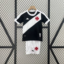 Kit Infantil Vasco Home (1) 2024/25 Kappa – uniforme oficial infantil com camisa branca e faixa diagonal preta, escudo bordado e short, ideal para pequenos torcedores do Vasco da Gama."
