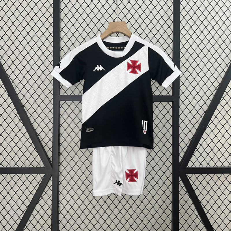 Kit Infantil Vasco Home (1) 2024/25 Kappa – uniforme oficial infantil com camisa branca e faixa diagonal preta, escudo bordado e short, ideal para pequenos torcedores do Vasco da Gama."
