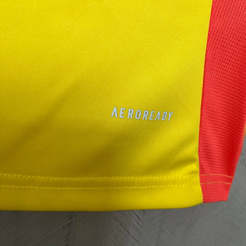 Camisa Colômbia Home 2024/25 Masculina para torcedor, amarela com detalhes em azul e vermelho, modelo oficial da seleção colombiana, ideal para fãs da Colômbia"