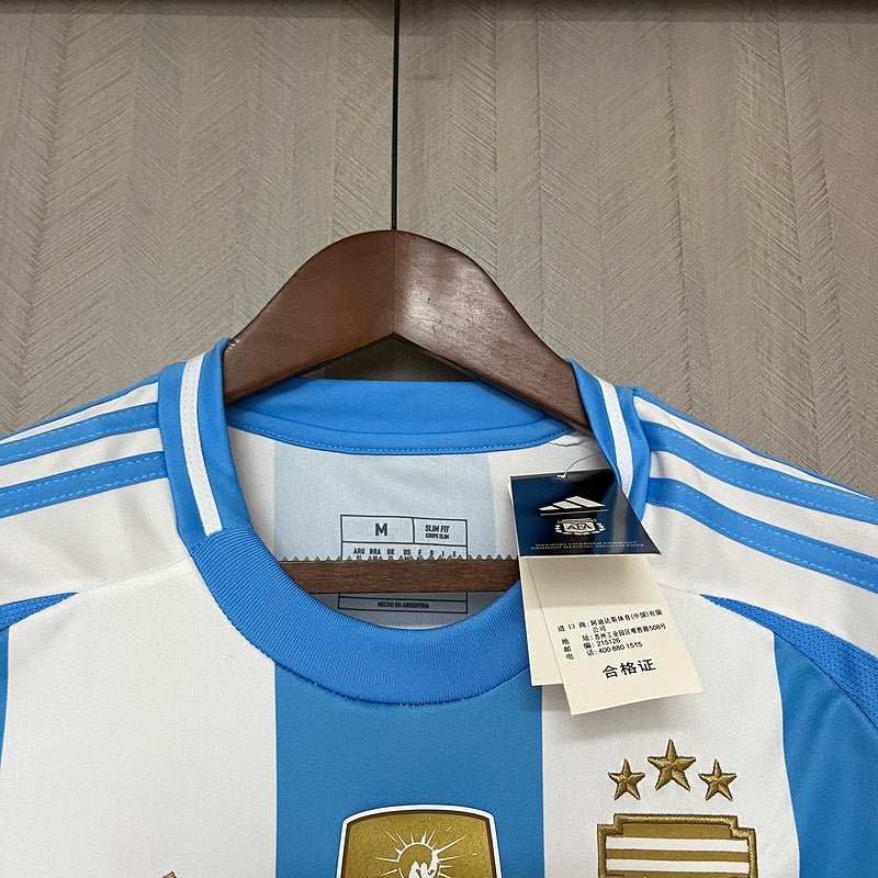 Camisa Argentina Home 2024/25 Torcedor Masculina Adidas com Patch de Campeão – , branca e azul celeste