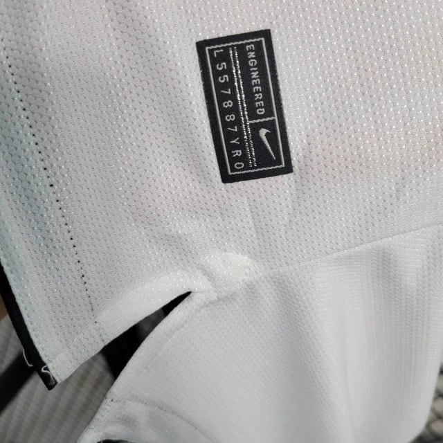 Camisa retrô do Corinthians 2011 Nike branca com escudo bordado e gola preta