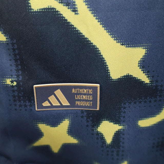 Camisa Boca Juniors Third (3) 2024/25 Adidas Jogador Masculina com design moderno em cores alternativas, escudo do clube em silicone e logo Adidas estampado.
