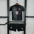 Kit Infantil Inter Miami Away II 2025/26 Adidas – Camisa e shorts rosa e branco para crianças, uniforme completo do clube