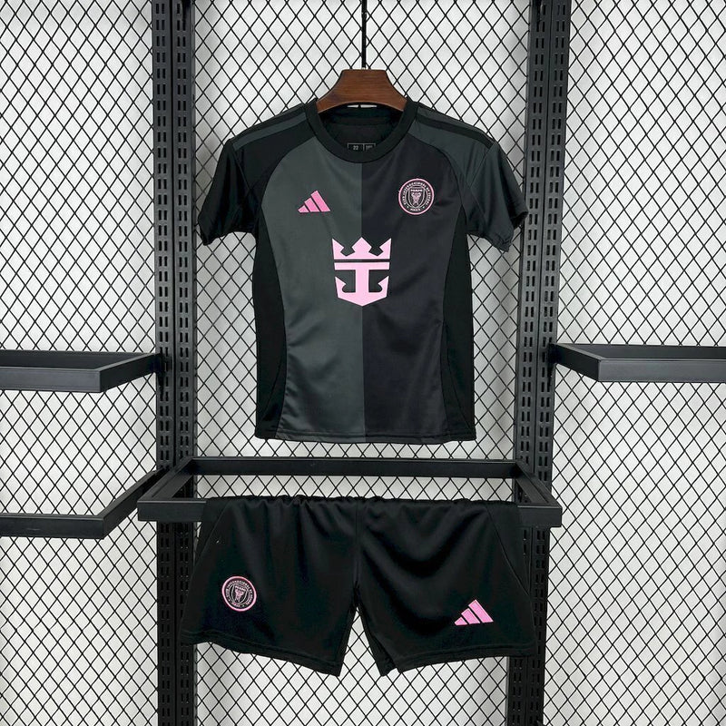 Kit Infantil Inter Miami Away II 2025/26 Adidas – Camisa e shorts rosa e branco para crianças, uniforme completo do clube