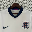 “Camisa Inglaterra Home I 2024/25 Nike masculina, branca, com escudo da seleção inglesa no peito, linhas elegantes e detalhes clássicos, tecido leve e respirável com tecnologia Dri-FIT, ideal para treinos, jogos e torcer pelo time com conforto e estilo.”