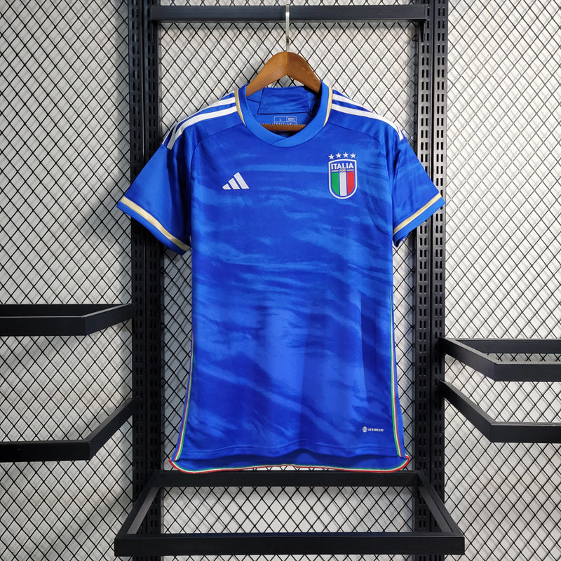 Camisa Itália Home I 2023/24 Adidas Torcedor masculina, azul, com escudo da seleção italiana no peito e três listras Adidas nos ombros, feita em tecido leve e respirável, modelo com caimento torcedor mais solto e confortável, ideal para torcer com estilo e autenticidade.”