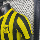 "Camisa Al-Ittihad Home I 2022/23 Nike Jogador Masculina na cor amarela com detalhes em preto, versão player slim fit, tecnologia Dri-FIT ADV, escudo em TPU premium – uniforme titular do Al-Ittihad Club da Arábia Saudita."
