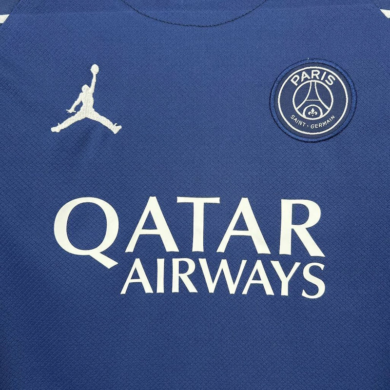 Detalhe do escudo PSG e logo Jordan no Kit Infantil IV 2025/26, tecido leve e respirável para crianças