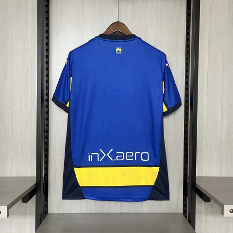 Camisa Parma Away II 2024/25 Puma Torcedor Masculina Azul com detalhes amarelos e brancos, escudo bordado e design moderno do clube italiano.”

