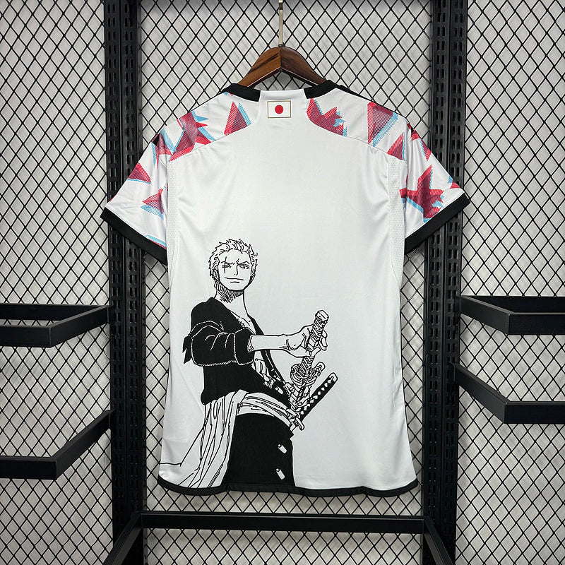 Camisa Japão Edição One Piece 2024/25 Adidas Torcedor Masculino - modelo branco, colaboração especial com design inspirado no anime One Piece, escudo da seleção e logo Adidas em destaque.