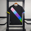 Camisa Vasco da Gama "Edição LGBT" 2023/24 Kappa Torcedor Masculina preta com faixa diagonal em arco-íris, escudo do Vasco aplicado no peito e logo Kappa estampado.