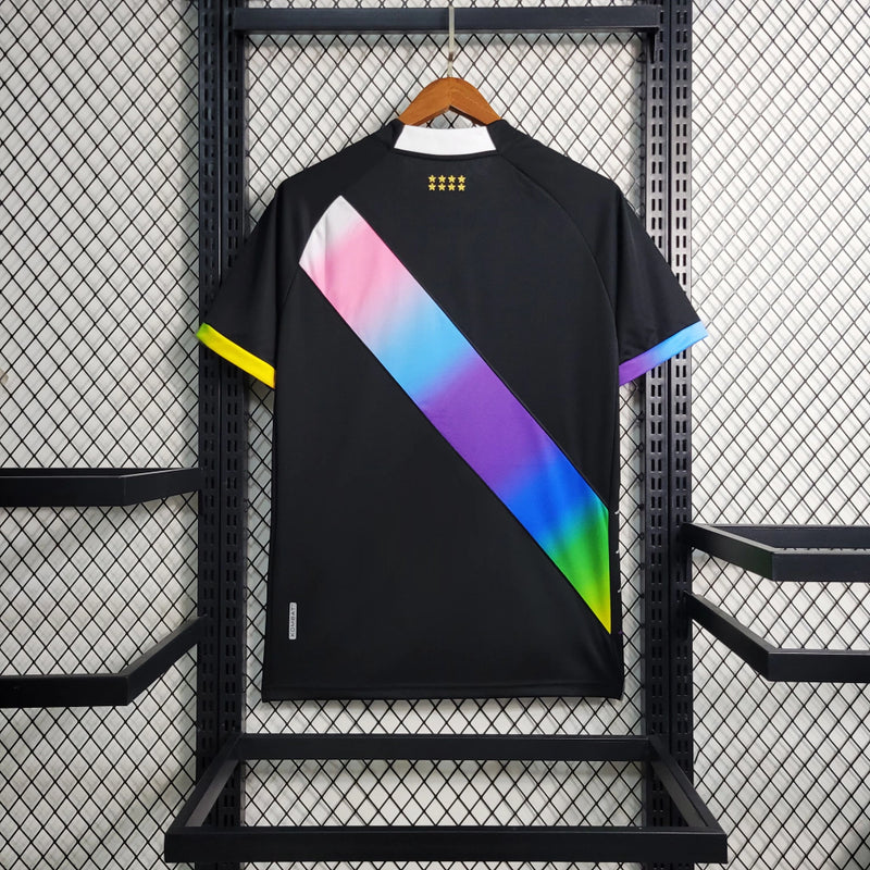 Camisa Vasco da Gama "Edição LGBT" 2023/24 Kappa Torcedor Masculina preta com faixa diagonal em arco-íris, escudo do Vasco aplicado no peito e logo Kappa estampado.