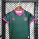 Kit Infantil Fluminense Third 2023/24 Umbro – Camisa e short oficiais para crianças, terceira camisa tricolor com detalhes roxo, verde e amarelo, escudo bordado do Fluminense e logo Umbro, uniforme torcedor infantil confortável e respirável para jogos, treinos e uso casual.