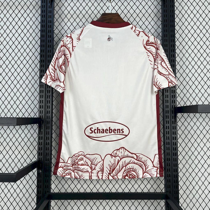 Camisa 1. FC Köln 'Kölsch Mädche' 2024/25 Hummel Torcedor Masculina branca com detalhes vermelhos e pretos, escudo bordado do clube e logo Hummel, modelo oficial para torcedores do futebol alemão.