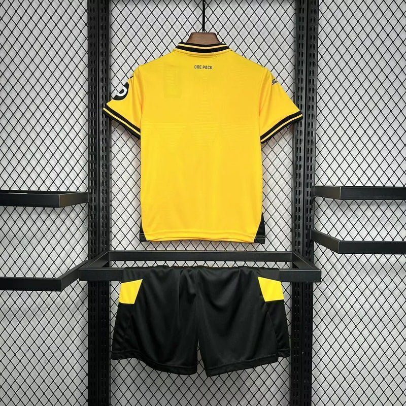 Kit Infantil Wolverhampton Home 2024/25 Castore dourado com detalhes pretos, uniforme oficial para crianças de 3 a 13 anos
