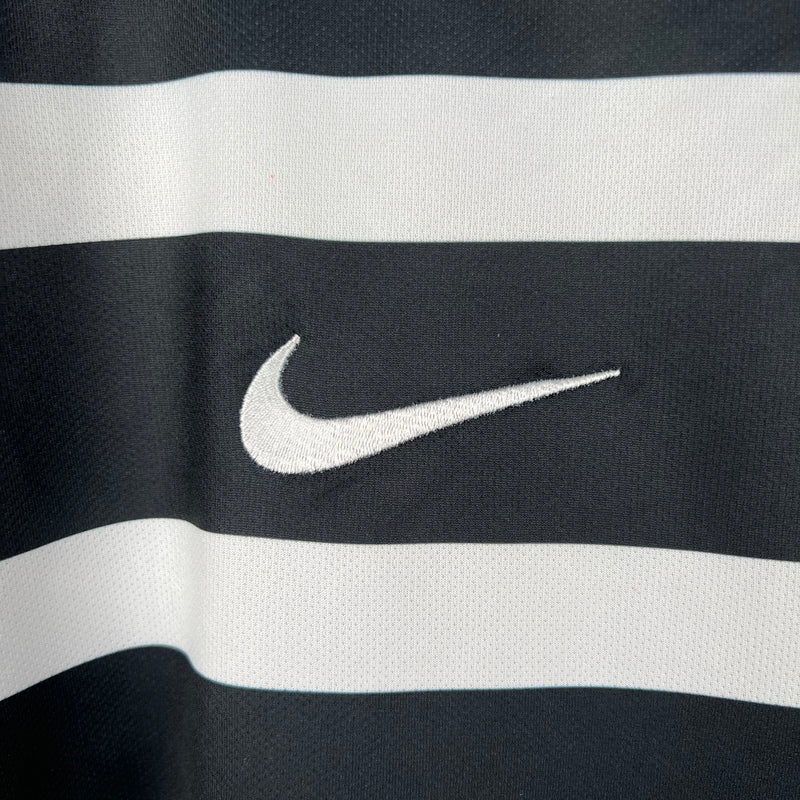 Camisa retrô do Corinthians modelo Away II 2015/16 torcedor masculina, branca com listras verticais finas em cinza claro, escudo do clube bordado no peito esquerdo, logo da Nike em preto no peito direito e gola careca