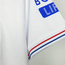 Camisa Rangers FC Away II 2023/24 Castore Torcedor Masculina Branca, uniforme moderno com escudo bordado e detalhes em azul e vermelho, conforto e elegância.”