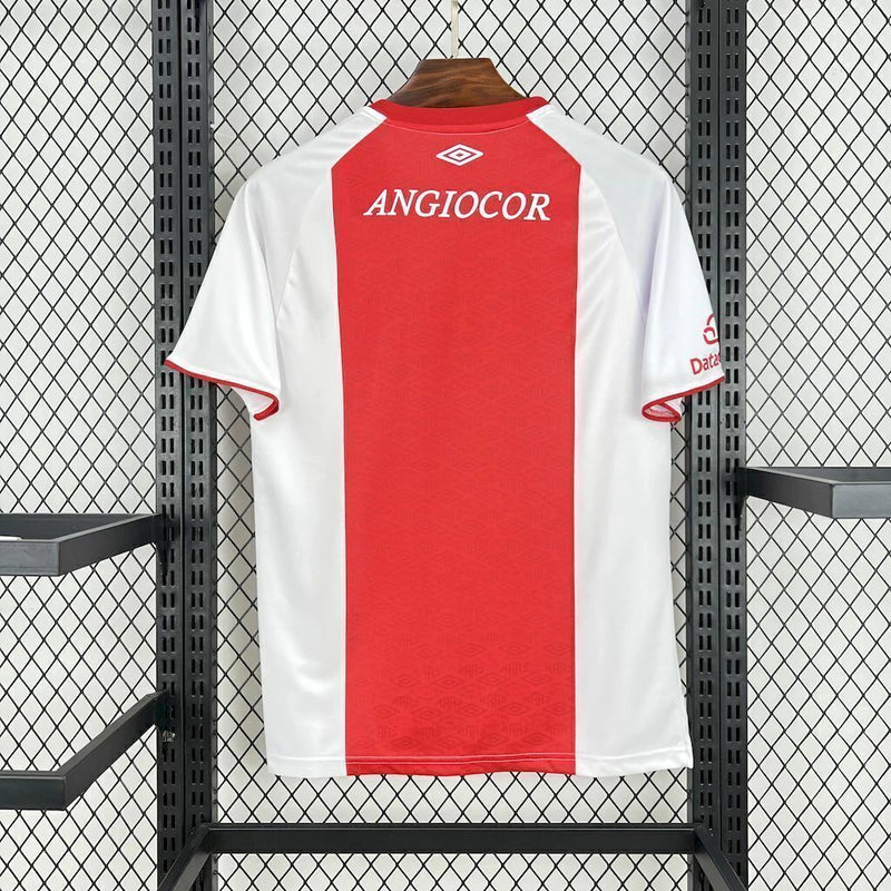 Texto alternativo para imagem:
Camisa Argentinos Juniors Away (2) 2025/26 Umbro Torcedor Masculina branca com detalhes vermelhos, escudo do clube estampado no peito e logo Umbro aplicado, design oficial para torcedores.

