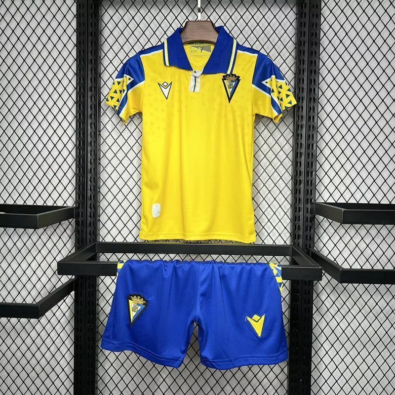 Kit Infantil Cádiz Home I 2024/25 - uniforme infantil do Cádiz CF, camisa e short amarelos, modelo 2024/25 ideal para pequenos torcedores
